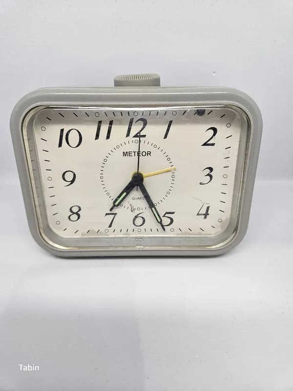 שעון מעורר Meteor Quartz וינטג' אפור עם תאורה