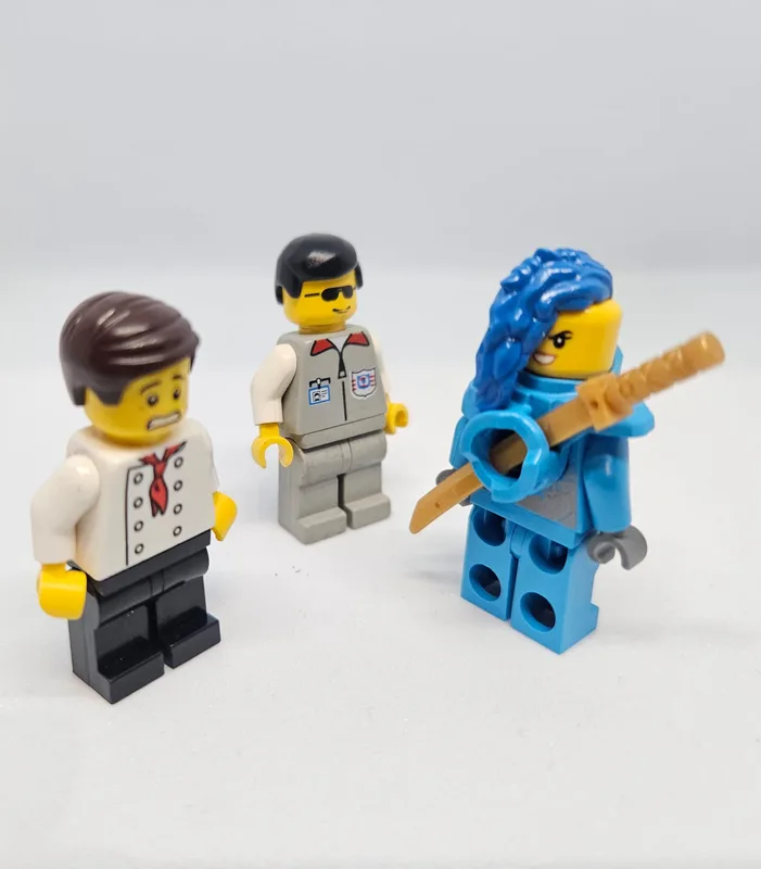 לוט 3 דמויות מיניפיגר LEGO מעורבות, נינג'ה כחולה ושתי דמויות עירוניות