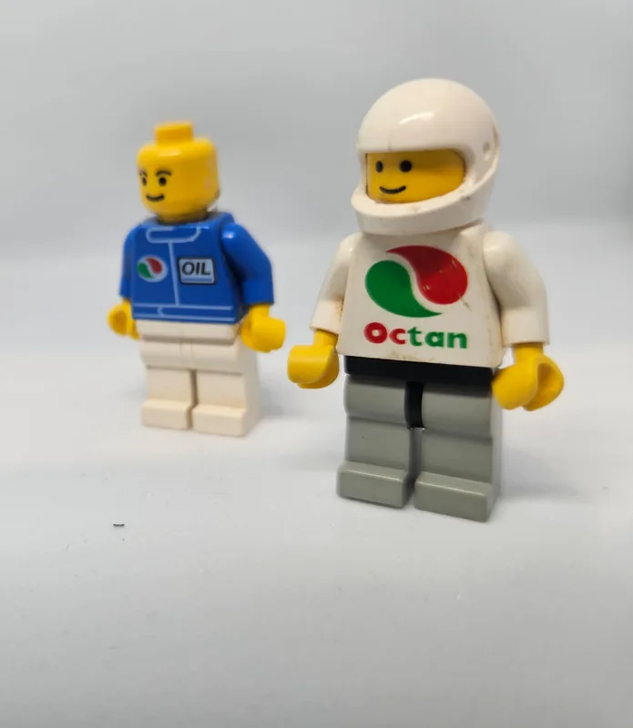 לוט 2 דמויות מיניפיגר LEGO Octan, עובד תחנת דלק ונהג עם קסדה