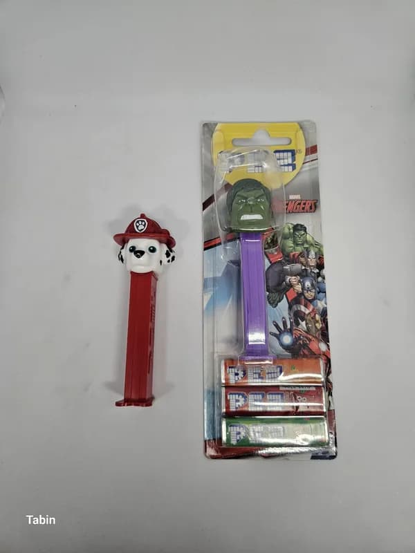 סט מתקני PEZ של Hulk ו-Marshall, מארז Avengers סגור ומתקן PAW Patrol פתוח
