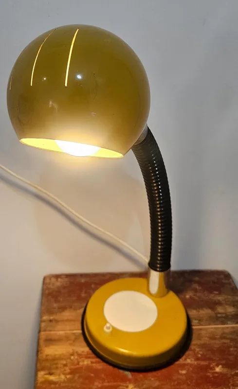 מנורת שולחן וינטג׳ צהובה עם זרוע גמישה וכיפת מתכת, פועלת