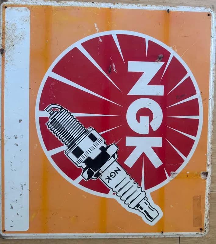 לוח פרסום מתכת NGK Spark Plugs למוסך או חלל אספנות - וינטג' מקורי