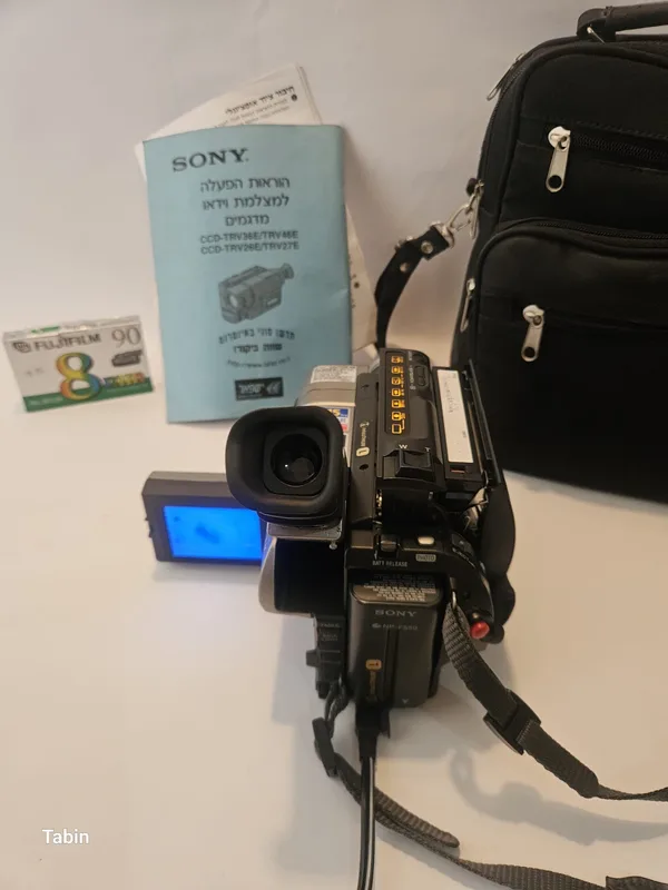 מצלמת וידאו Sony Handycam Vision CCD-TRV58E Hi8 עם תיק, מטען ואביזרים