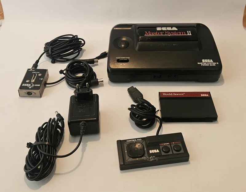 קונסולת סגה Sega Master System II עם שלט, כבלים ומשחק - נבדקה ועובדת