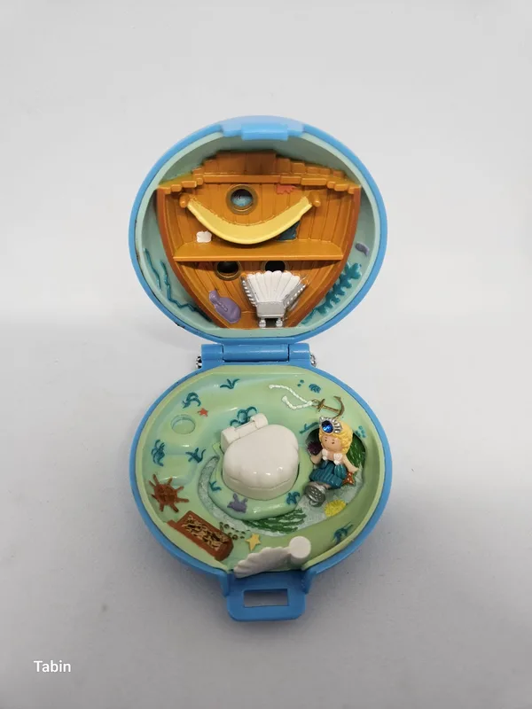 פולי פוקט Polly Pocket Jeweled Sea 1992 עם דמות ושרשרת