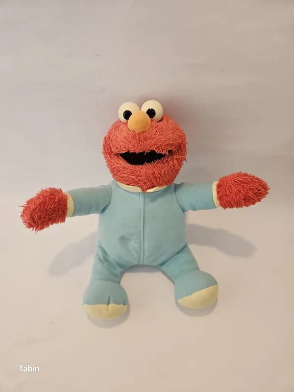 בובת פרווה של אלמו מרחוב סומסום Sesame Street בבגד תינוק תכלת