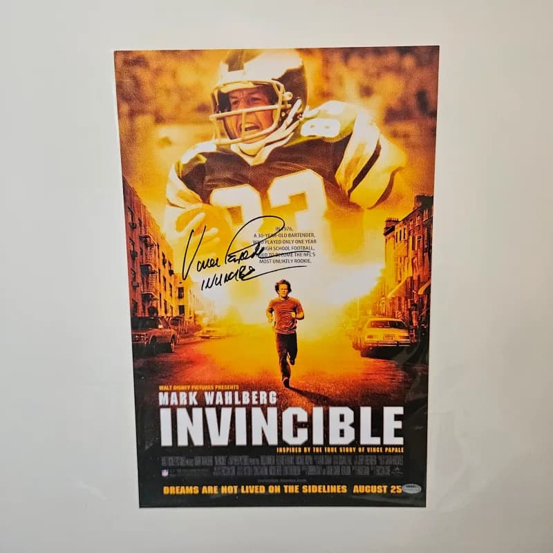 הדפס פוסטר הסרט בלתי מנוצח (Invincible) חתום על ידי וינס פאפלה, 28×43 ס"מ